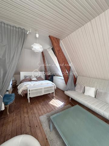 Encore une exclusivité par Julien Lambard  - BSK immobilier!

À quelques minutes à pieds seulement de la gare de Rouen, dans l’un des secteurs les plus prisés de la ville, cette somptueuse maison de maître incarne avec raffinement élégance bourgeoise et patrimoine local.
Derrière sa façade de caractère, cette demeure dévoile près de 210 m² ( 193 m² habitables ) sublimés par une architecture authentique et une atmosphère chaleureuse où chaque détail a été pensé avec exigence.

Dès l’entrée, le charme opère immédiatement : carreaux de ciment d’époque, hauteurs sous plafond remarquables et matériaux nobles composent un décor aussi élégant qu’intemporel. Les espaces de réception offrent une circulation harmonieuse entre un superbe séjour ( 27m2 environ ) sublimé par une cheminée à l’âtre qui confère à la pièce une atmosphère chaleureuse et raffinée, un salon au charme feutré ( 17m2 environ ) propice aux instants de convivialité et une cuisine indépendante ( 27m2 environ), parfaitement aménagée et équipée, ouverte sur une agréable terrasse intimiste et prolongée par une pratique arrière cuisine.

La maison propose cinq chambres aux volumes généreux ( 13m2, 13m2, 16m2, 19m2 et 25m2 environ ), véritables espaces de quiétude et de confort, accompagnées d’un dressing ainsi que de deux salles de douche, dont une parentale aux lignes contemporaines. 

Pensée pour répondre aux exigences d’une vie familiale, cette propriété dispose également d’un garage et d’un sous-sol offrant de nombreuses possibilités d’aménagement et de rangement. Son jardin bien exposé offre un cadre privilégié pour des moments de détentes ou de convivialité. 

Alliance rare entre prestige, cachet historique et fonctionnalité moderne, cette demeure séduit par son caractère unique et son emplacement privilégié, à proximité immédiate des commerces, des écoles, des transports et de la ligne ferroviaire vers Paris.

Une propriété confidentielle et raffinée, destinée aux amateurs de belles demeures en quête d’un bien d’exception.