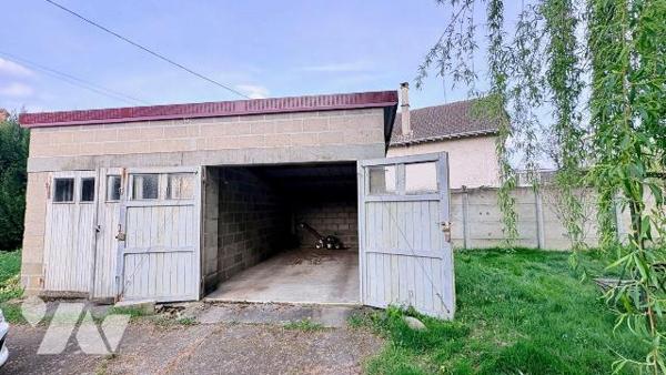 Située au coeur de Salbris (41300), à proximité immédiate des commerces et de la gare, cette ch...