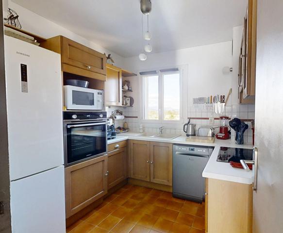 Appartement lumineux avec vue dégagée, terrasse fermée plein sud, parking et cave