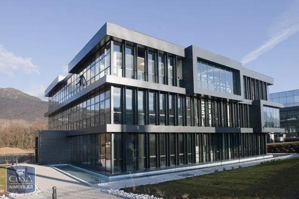 Local professionnel à louer 209m²