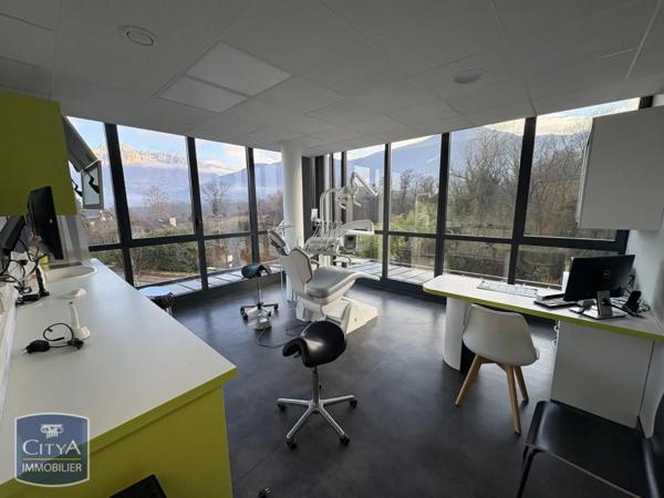 Local professionnel à louer 209m²