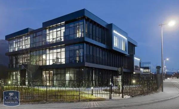 Local professionnel à louer 209m²