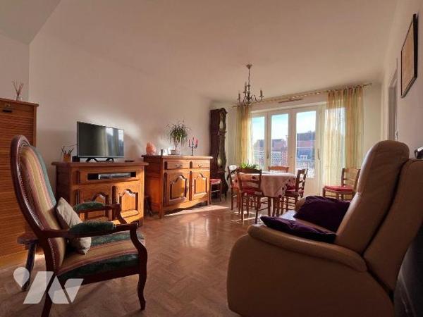 Uniquement chez votre Notaire !!! En centre ville d'HAZEBROUCK, situé au 2nd étage, en résidenc...