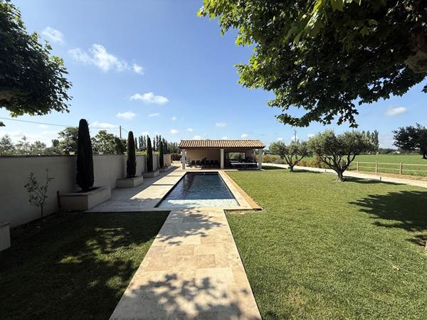 Raphèle-lès-Arles ? Mas de charme rénové avec piscine, beaux volumes et terrain arboré