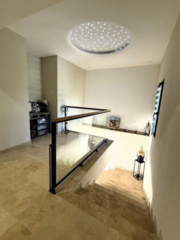 Raphèle-lès-Arles ? Mas de charme rénové avec piscine, beaux volumes et terrain arboré