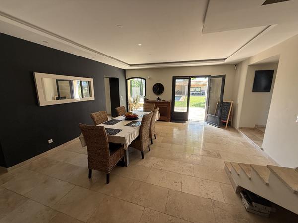 Raphèle-lès-Arles ? Mas de charme rénové avec piscine, beaux volumes et terrain arboré