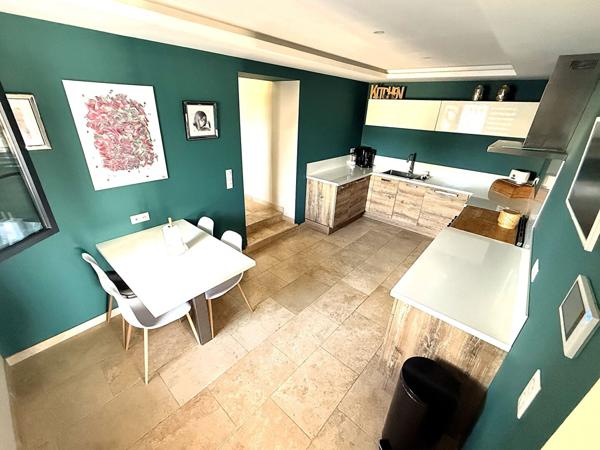 Raphèle-lès-Arles ? Mas de charme rénové avec piscine, beaux volumes et terrain arboré