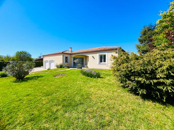 47300 PUJOLS Pujols, maison de plain pied avec terrain de 1 145m² avec piscine et 2 garages
