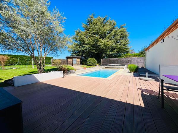 47300 PUJOLS Pujols, maison de plain pied avec terrain de 1 145m² avec piscine et 2 garages