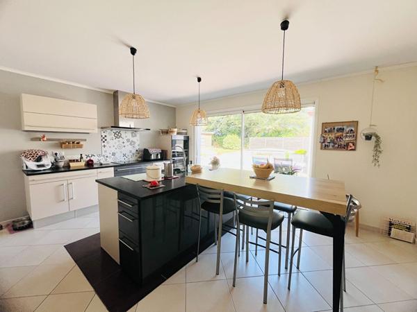 47300 PUJOLS Pujols, maison de plain pied avec terrain de 1 145m² avec piscine et 2 garages