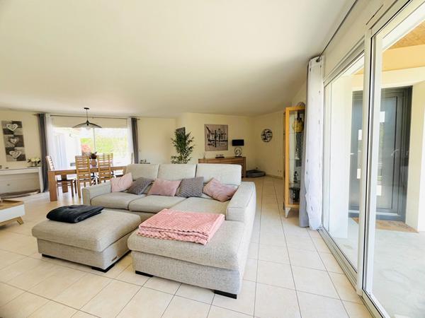 47300 PUJOLS Pujols, maison de plain pied avec terrain de 1 145m² avec piscine et 2 garages