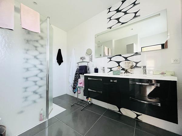 47300 PUJOLS Pujols, maison de plain pied avec terrain de 1 145m² avec piscine et 2 garages