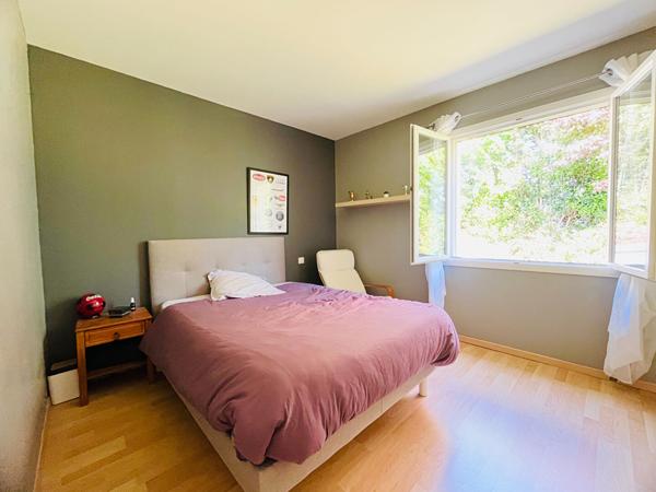 47300 PUJOLS Pujols, maison de plain pied avec terrain de 1 145m² avec piscine et 2 garages