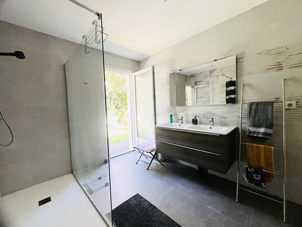 47300 PUJOLS Pujols, maison de plain pied avec terrain de 1 145m² avec piscine et 2 garages
