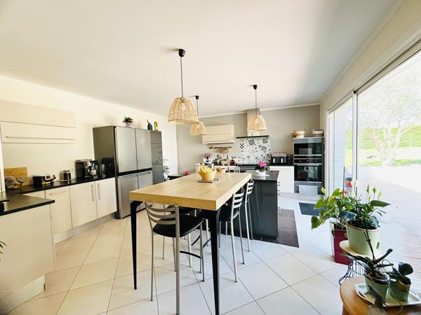 47300 PUJOLS Pujols, maison de plain pied avec terrain de 1 145m² avec piscine et 2 garages