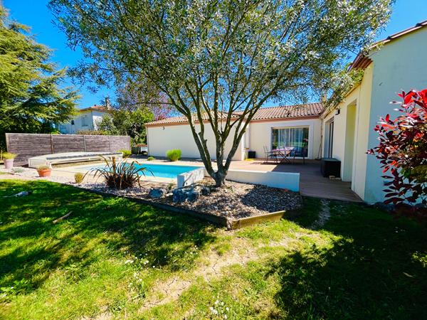 47300 PUJOLS Pujols, maison de plain pied avec terrain de 1 145m² avec piscine et 2 garages