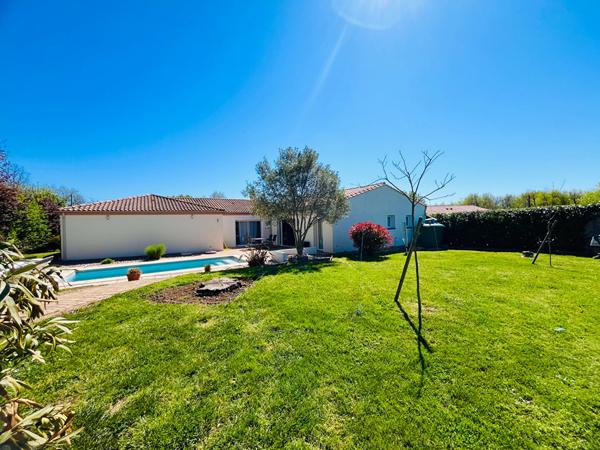 47300 PUJOLS Pujols, maison de plain pied avec terrain de 1 145m² avec piscine et 2 garages