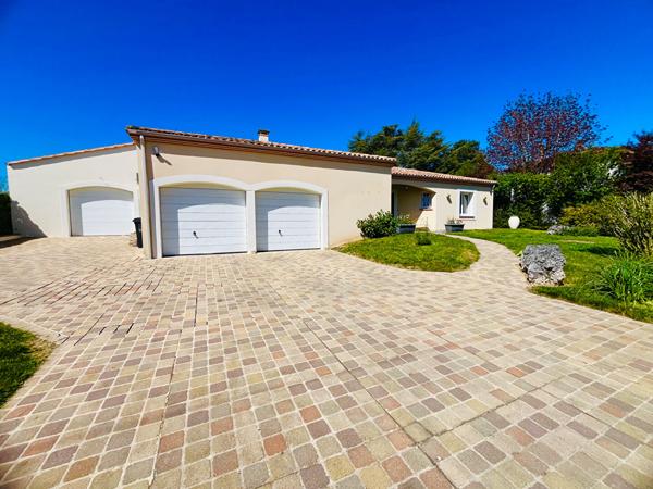 47300 PUJOLS Pujols, maison de plain pied avec terrain de 1 145m² avec piscine et 2 garages
