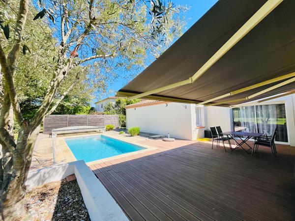 47300 PUJOLS Pujols, maison de plain pied avec terrain de 1 145m² avec piscine et 2 garages