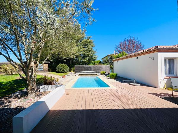 47300 PUJOLS Pujols, maison de plain pied avec terrain de 1 145m² avec piscine et 2 garages