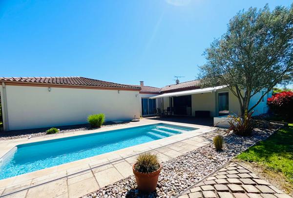 47300 PUJOLS Pujols, maison de plain pied avec terrain de 1 145m² avec piscine et 2 garages