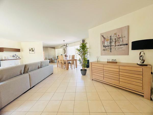 47300 PUJOLS Pujols, maison de plain pied avec terrain de 1 145m² avec piscine et 2 garages