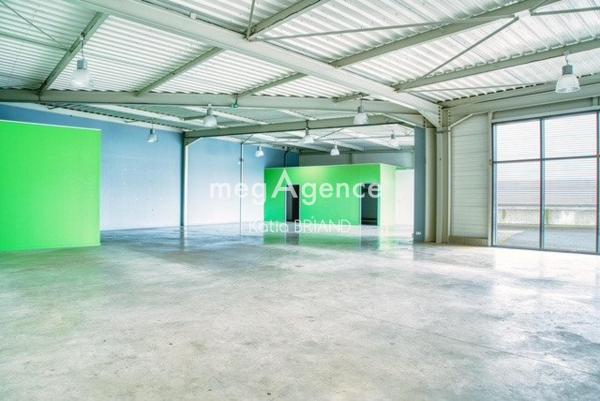 Local Commercial à LAVAL, 53000 - 3 pièces 600m²