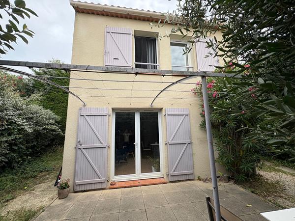 Centre village villa individuelle T'4 avec garage non attenant sur parcelle de terrain clos de 260 m²