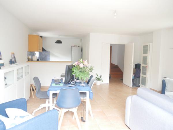 Centre village villa individuelle T'4 avec garage non attenant sur parcelle de terrain clos de 260 m²