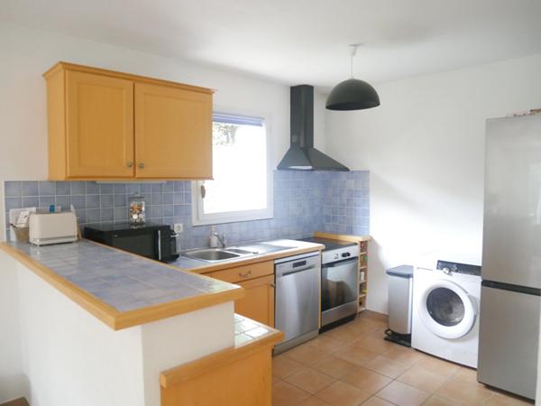 Centre village villa individuelle T'4 avec garage non attenant sur parcelle de terrain clos de 260 m²