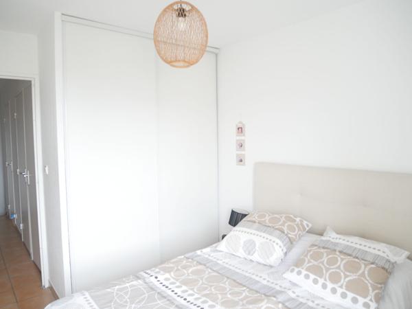 Centre village villa individuelle T'4 avec garage non attenant sur parcelle de terrain clos de 260 m²