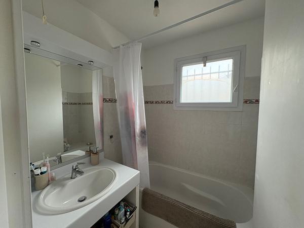 Centre village villa individuelle T'4 avec garage non attenant sur parcelle de terrain clos de 260 m²