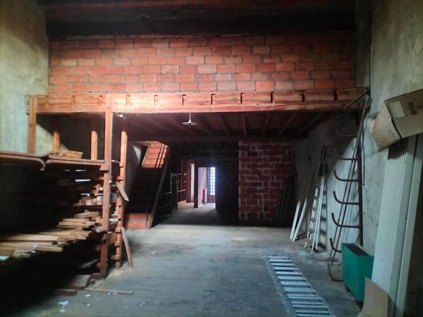 Bâtiment de stockage rare en plein centre-ville