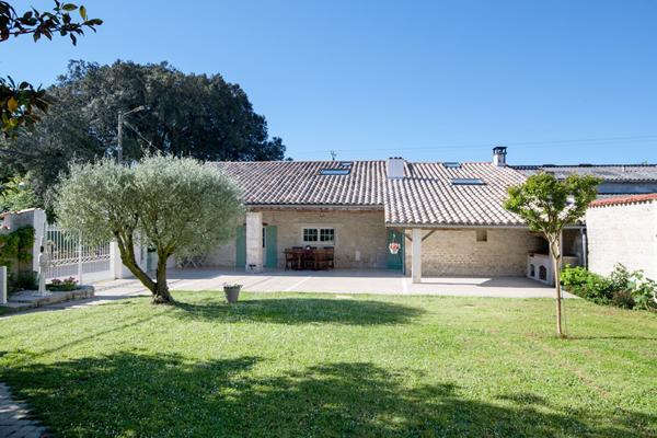 Bâtisse de 215M² en pierre du XVIII siècle à Thairé, La Fondelay