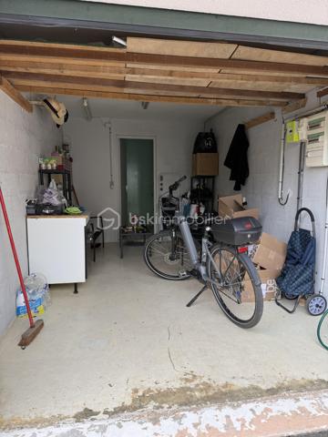 Maison familiale de 140 m² – 4 chambres – Garage et jardin

Découvrez cette belle maison construite en 2000, offrant environ 140 m² habitables et un très bon état général.

Au rez-de-chaussée, vous profiterez d’une vaste pièce de vie lumineuse, ouverte sur la cuisine et sur le jardin grâce à une grande baie vitrée. Cet espace convivial est idéal pour la vie de famille et les moments de réception.

La maison dispose de 4 chambres, dont une suite parentale en rez-de-chaussée avec sa salle d’eau privative. L’étage accueille trois chambres supplémentaires ainsi qu’une salle de bains.

Fonctionnelle et bien pensée, elle offre également de nombreux rangements, une buanderie, un garage et une place de stationnement privative indépendante située en face de la maison.

L’agencement comprend :

* Une suite parentale avec salle d’eau au rez-de-chaussée
* Trois chambres à l’étage
* Une salle de bains à l’étage
* Un WC indépendant au rez-de-chaussée
* Un WC indépendant à l’étage
* Une buanderie
* Un garage

Le chauffage est assuré par une chaudière au gaz.

Les points forts :

* Maison construite en 2000
* Très bon état général
* Grande pièce de vie ouverte sur le jardin
* 4 chambres dont une suite parentale de plain-pied
* Nombreux espaces de rangement
* Garage et stationnement privatif
* Chauffage gaz

Une maison confortable, lumineuse et parfaitement adaptée à une famille recherchant un bien prêt à vivre. À découvrir rapidement.