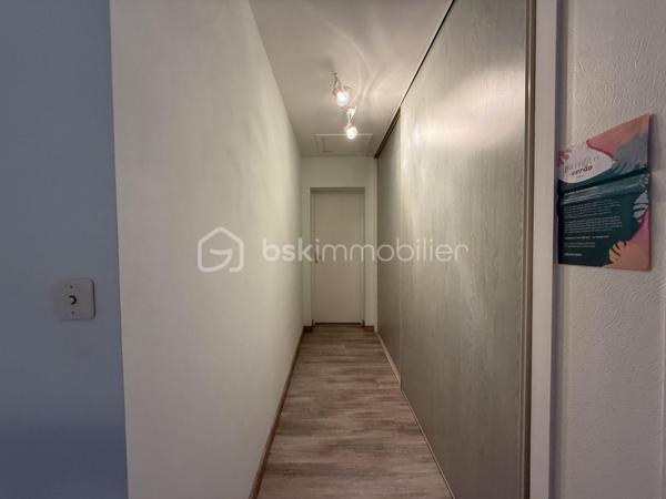 Maison familiale de 140 m² – 4 chambres – Garage et jardin

Découvrez cette belle maison construite en 2000, offrant environ 140 m² habitables et un très bon état général.

Au rez-de-chaussée, vous profiterez d’une vaste pièce de vie lumineuse, ouverte sur la cuisine et sur le jardin grâce à une grande baie vitrée. Cet espace convivial est idéal pour la vie de famille et les moments de réception.

La maison dispose de 4 chambres, dont une suite parentale en rez-de-chaussée avec sa salle d’eau privative. L’étage accueille trois chambres supplémentaires ainsi qu’une salle de bains.

Fonctionnelle et bien pensée, elle offre également de nombreux rangements, une buanderie, un garage et une place de stationnement privative indépendante située en face de la maison.

L’agencement comprend :

* Une suite parentale avec salle d’eau au rez-de-chaussée
* Trois chambres à l’étage
* Une salle de bains à l’étage
* Un WC indépendant au rez-de-chaussée
* Un WC indépendant à l’étage
* Une buanderie
* Un garage

Le chauffage est assuré par une chaudière au gaz.

Les points forts :

* Maison construite en 2000
* Très bon état général
* Grande pièce de vie ouverte sur le jardin
* 4 chambres dont une suite parentale de plain-pied
* Nombreux espaces de rangement
* Garage et stationnement privatif
* Chauffage gaz

Une maison confortable, lumineuse et parfaitement adaptée à une famille recherchant un bien prêt à vivre. À découvrir rapidement.