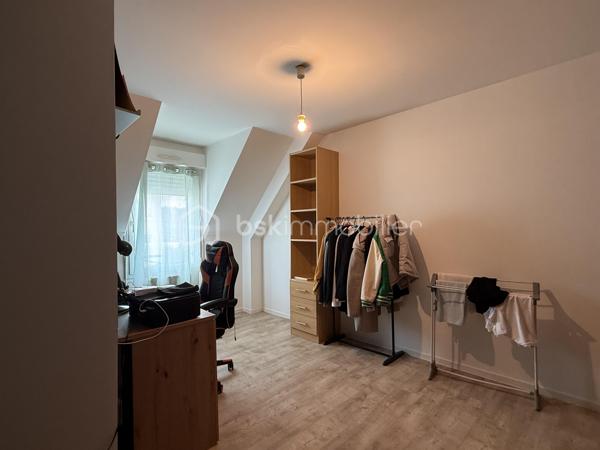 Maison familiale de 140 m² – 4 chambres – Garage et jardin

Découvrez cette belle maison construite en 2000, offrant environ 140 m² habitables et un très bon état général.

Au rez-de-chaussée, vous profiterez d’une vaste pièce de vie lumineuse, ouverte sur la cuisine et sur le jardin grâce à une grande baie vitrée. Cet espace convivial est idéal pour la vie de famille et les moments de réception.

La maison dispose de 4 chambres, dont une suite parentale en rez-de-chaussée avec sa salle d’eau privative. L’étage accueille trois chambres supplémentaires ainsi qu’une salle de bains.

Fonctionnelle et bien pensée, elle offre également de nombreux rangements, une buanderie, un garage et une place de stationnement privative indépendante située en face de la maison.

L’agencement comprend :

* Une suite parentale avec salle d’eau au rez-de-chaussée
* Trois chambres à l’étage
* Une salle de bains à l’étage
* Un WC indépendant au rez-de-chaussée
* Un WC indépendant à l’étage
* Une buanderie
* Un garage

Le chauffage est assuré par une chaudière au gaz.

Les points forts :

* Maison construite en 2000
* Très bon état général
* Grande pièce de vie ouverte sur le jardin
* 4 chambres dont une suite parentale de plain-pied
* Nombreux espaces de rangement
* Garage et stationnement privatif
* Chauffage gaz

Une maison confortable, lumineuse et parfaitement adaptée à une famille recherchant un bien prêt à vivre. À découvrir rapidement.