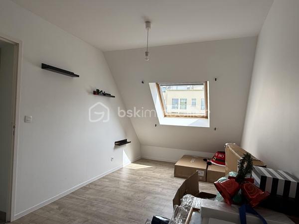 Maison familiale de 140 m² – 4 chambres – Garage et jardin

Découvrez cette belle maison construite en 2000, offrant environ 140 m² habitables et un très bon état général.

Au rez-de-chaussée, vous profiterez d’une vaste pièce de vie lumineuse, ouverte sur la cuisine et sur le jardin grâce à une grande baie vitrée. Cet espace convivial est idéal pour la vie de famille et les moments de réception.

La maison dispose de 4 chambres, dont une suite parentale en rez-de-chaussée avec sa salle d’eau privative. L’étage accueille trois chambres supplémentaires ainsi qu’une salle de bains.

Fonctionnelle et bien pensée, elle offre également de nombreux rangements, une buanderie, un garage et une place de stationnement privative indépendante située en face de la maison.

L’agencement comprend :

* Une suite parentale avec salle d’eau au rez-de-chaussée
* Trois chambres à l’étage
* Une salle de bains à l’étage
* Un WC indépendant au rez-de-chaussée
* Un WC indépendant à l’étage
* Une buanderie
* Un garage

Le chauffage est assuré par une chaudière au gaz.

Les points forts :

* Maison construite en 2000
* Très bon état général
* Grande pièce de vie ouverte sur le jardin
* 4 chambres dont une suite parentale de plain-pied
* Nombreux espaces de rangement
* Garage et stationnement privatif
* Chauffage gaz

Une maison confortable, lumineuse et parfaitement adaptée à une famille recherchant un bien prêt à vivre. À découvrir rapidement.