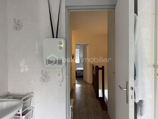 Maison familiale de 140 m² – 4 chambres – Garage et jardin

Découvrez cette belle maison construite en 2000, offrant environ 140 m² habitables et un très bon état général.

Au rez-de-chaussée, vous profiterez d’une vaste pièce de vie lumineuse, ouverte sur la cuisine et sur le jardin grâce à une grande baie vitrée. Cet espace convivial est idéal pour la vie de famille et les moments de réception.

La maison dispose de 4 chambres, dont une suite parentale en rez-de-chaussée avec sa salle d’eau privative. L’étage accueille trois chambres supplémentaires ainsi qu’une salle de bains.

Fonctionnelle et bien pensée, elle offre également de nombreux rangements, une buanderie, un garage et une place de stationnement privative indépendante située en face de la maison.

L’agencement comprend :

* Une suite parentale avec salle d’eau au rez-de-chaussée
* Trois chambres à l’étage
* Une salle de bains à l’étage
* Un WC indépendant au rez-de-chaussée
* Un WC indépendant à l’étage
* Une buanderie
* Un garage

Le chauffage est assuré par une chaudière au gaz.

Les points forts :

* Maison construite en 2000
* Très bon état général
* Grande pièce de vie ouverte sur le jardin
* 4 chambres dont une suite parentale de plain-pied
* Nombreux espaces de rangement
* Garage et stationnement privatif
* Chauffage gaz

Une maison confortable, lumineuse et parfaitement adaptée à une famille recherchant un bien prêt à vivre. À découvrir rapidement.