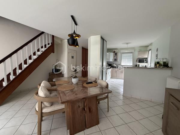 Maison familiale de 140 m² – 4 chambres – Garage et jardin

Découvrez cette belle maison construite en 2000, offrant environ 140 m² habitables et un très bon état général.

Au rez-de-chaussée, vous profiterez d’une vaste pièce de vie lumineuse, ouverte sur la cuisine et sur le jardin grâce à une grande baie vitrée. Cet espace convivial est idéal pour la vie de famille et les moments de réception.

La maison dispose de 4 chambres, dont une suite parentale en rez-de-chaussée avec sa salle d’eau privative. L’étage accueille trois chambres supplémentaires ainsi qu’une salle de bains.

Fonctionnelle et bien pensée, elle offre également de nombreux rangements, une buanderie, un garage et une place de stationnement privative indépendante située en face de la maison.

L’agencement comprend :

* Une suite parentale avec salle d’eau au rez-de-chaussée
* Trois chambres à l’étage
* Une salle de bains à l’étage
* Un WC indépendant au rez-de-chaussée
* Un WC indépendant à l’étage
* Une buanderie
* Un garage

Le chauffage est assuré par une chaudière au gaz.

Les points forts :

* Maison construite en 2000
* Très bon état général
* Grande pièce de vie ouverte sur le jardin
* 4 chambres dont une suite parentale de plain-pied
* Nombreux espaces de rangement
* Garage et stationnement privatif
* Chauffage gaz

Une maison confortable, lumineuse et parfaitement adaptée à une famille recherchant un bien prêt à vivre. À découvrir rapidement.