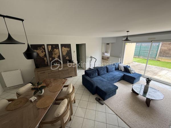 Maison familiale de 140 m² – 4 chambres – Garage et jardin

Découvrez cette belle maison construite en 2000, offrant environ 140 m² habitables et un très bon état général.

Au rez-de-chaussée, vous profiterez d’une vaste pièce de vie lumineuse, ouverte sur la cuisine et sur le jardin grâce à une grande baie vitrée. Cet espace convivial est idéal pour la vie de famille et les moments de réception.

La maison dispose de 4 chambres, dont une suite parentale en rez-de-chaussée avec sa salle d’eau privative. L’étage accueille trois chambres supplémentaires ainsi qu’une salle de bains.

Fonctionnelle et bien pensée, elle offre également de nombreux rangements, une buanderie, un garage et une place de stationnement privative indépendante située en face de la maison.

L’agencement comprend :

* Une suite parentale avec salle d’eau au rez-de-chaussée
* Trois chambres à l’étage
* Une salle de bains à l’étage
* Un WC indépendant au rez-de-chaussée
* Un WC indépendant à l’étage
* Une buanderie
* Un garage

Le chauffage est assuré par une chaudière au gaz.

Les points forts :

* Maison construite en 2000
* Très bon état général
* Grande pièce de vie ouverte sur le jardin
* 4 chambres dont une suite parentale de plain-pied
* Nombreux espaces de rangement
* Garage et stationnement privatif
* Chauffage gaz

Une maison confortable, lumineuse et parfaitement adaptée à une famille recherchant un bien prêt à vivre. À découvrir rapidement.