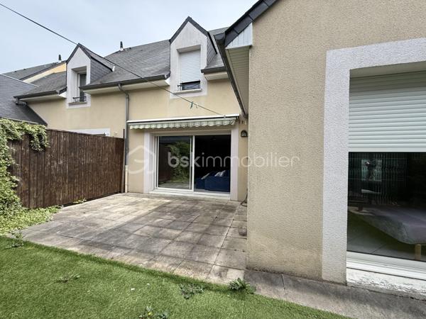 Maison familiale de 140 m² – 4 chambres – Garage et jardin

Découvrez cette belle maison construite en 2000, offrant environ 140 m² habitables et un très bon état général.

Au rez-de-chaussée, vous profiterez d’une vaste pièce de vie lumineuse, ouverte sur la cuisine et sur le jardin grâce à une grande baie vitrée. Cet espace convivial est idéal pour la vie de famille et les moments de réception.

La maison dispose de 4 chambres, dont une suite parentale en rez-de-chaussée avec sa salle d’eau privative. L’étage accueille trois chambres supplémentaires ainsi qu’une salle de bains.

Fonctionnelle et bien pensée, elle offre également de nombreux rangements, une buanderie, un garage et une place de stationnement privative indépendante située en face de la maison.

L’agencement comprend :

* Une suite parentale avec salle d’eau au rez-de-chaussée
* Trois chambres à l’étage
* Une salle de bains à l’étage
* Un WC indépendant au rez-de-chaussée
* Un WC indépendant à l’étage
* Une buanderie
* Un garage

Le chauffage est assuré par une chaudière au gaz.

Les points forts :

* Maison construite en 2000
* Très bon état général
* Grande pièce de vie ouverte sur le jardin
* 4 chambres dont une suite parentale de plain-pied
* Nombreux espaces de rangement
* Garage et stationnement privatif
* Chauffage gaz

Une maison confortable, lumineuse et parfaitement adaptée à une famille recherchant un bien prêt à vivre. À découvrir rapidement.