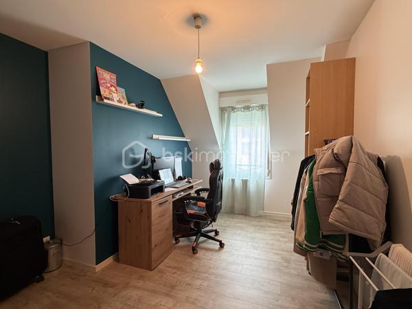 Maison familiale de 140 m² – 4 chambres – Garage et jardin

Découvrez cette belle maison construite en 2000, offrant environ 140 m² habitables et un très bon état général.

Au rez-de-chaussée, vous profiterez d’une vaste pièce de vie lumineuse, ouverte sur la cuisine et sur le jardin grâce à une grande baie vitrée. Cet espace convivial est idéal pour la vie de famille et les moments de réception.

La maison dispose de 4 chambres, dont une suite parentale en rez-de-chaussée avec sa salle d’eau privative. L’étage accueille trois chambres supplémentaires ainsi qu’une salle de bains.

Fonctionnelle et bien pensée, elle offre également de nombreux rangements, une buanderie, un garage et une place de stationnement privative indépendante située en face de la maison.

L’agencement comprend :

* Une suite parentale avec salle d’eau au rez-de-chaussée
* Trois chambres à l’étage
* Une salle de bains à l’étage
* Un WC indépendant au rez-de-chaussée
* Un WC indépendant à l’étage
* Une buanderie
* Un garage

Le chauffage est assuré par une chaudière au gaz.

Les points forts :

* Maison construite en 2000
* Très bon état général
* Grande pièce de vie ouverte sur le jardin
* 4 chambres dont une suite parentale de plain-pied
* Nombreux espaces de rangement
* Garage et stationnement privatif
* Chauffage gaz

Une maison confortable, lumineuse et parfaitement adaptée à une famille recherchant un bien prêt à vivre. À découvrir rapidement.
