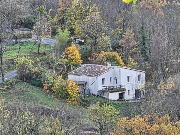 Venez visiter cette maison de 4 pièces possible 5, jardin 1700 m2 et annexes de 50 m2.
Sans aucun vis à vis, construite en 1972 et rénovée, habitable immédiatement !
A 1H15 de Montpellier, 30 minutes de l'A75 et 15 minutes du Vigan transports scolaires à 5 min à pied de la maison.
Après avoir quitté la route principale qui amène vers Millau, nous nous engageons sur une petite route sans issue, tranquillité assurée.
Accès à une réserve d'eau.
Le terrain a été en partie clôturé, l'espace est entretenu, chênes en grande majorité, jardin potager.
Nous entrons directement dans le séjour pour gagner de l'espace, belle pièce lumineuse, poêle à bois Godin performant, la cuisine reste aménagée, 3 chambres, salle de bain, WC indépendant, nombreux placards.
2 terrasses avec vue et mi-ombre pour l'été. Au sous-sol pièce de 25 m2 aménageable, atelier + dessous de terrasse et vide sanitaire.
Barbecue, poulailler, serre.
De nombreux travaux de réfection de moins de 10 ans ont été réalisés.
(toiture, isolation ext. façade et combles, menuiseries, volets électriques, ...) et d'aménagement terrasse et sous-sol en rez-de-jardin.
Assainissement collectif relié au tout l’égout.
Taxe foncière 2025 - 579 euros.
Mandat exclusif.
Un lieu unique et magique pour les amoureux des espaces protégés !