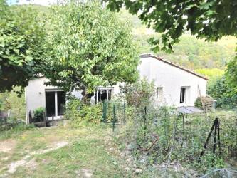 Venez visiter cette maison de 4 pièces possible 5, jardin 1700 m2 et annexes de 50 m2.
Sans aucun vis à vis, construite en 1972 et rénovée, habitable immédiatement !
A 1H15 de Montpellier, 30 minutes de l'A75 et 15 minutes du Vigan transports scolaires à 5 min à pied de la maison.
Après avoir quitté la route principale qui amène vers Millau, nous nous engageons sur une petite route sans issue, tranquillité assurée.
Accès à une réserve d'eau.
Le terrain a été en partie clôturé, l'espace est entretenu, chênes en grande majorité, jardin potager.
Nous entrons directement dans le séjour pour gagner de l'espace, belle pièce lumineuse, poêle à bois Godin performant, la cuisine reste aménagée, 3 chambres, salle de bain, WC indépendant, nombreux placards.
2 terrasses avec vue et mi-ombre pour l'été. Au sous-sol pièce de 25 m2 aménageable, atelier + dessous de terrasse et vide sanitaire.
Barbecue, poulailler, serre.
De nombreux travaux de réfection de moins de 10 ans ont été réalisés.
(toiture, isolation ext. façade et combles, menuiseries, volets électriques, ...) et d'aménagement terrasse et sous-sol en rez-de-jardin.
Assainissement collectif relié au tout l’égout.
Taxe foncière 2025 - 579 euros.
Mandat exclusif.
Un lieu unique et magique pour les amoureux des espaces protégés !