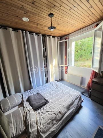 Venez visiter cette maison de 4 pièces possible 5, jardin 1700 m2 et annexes de 50 m2.
Sans aucun vis à vis, construite en 1972 et rénovée, habitable immédiatement !
A 1H15 de Montpellier, 30 minutes de l'A75 et 15 minutes du Vigan transports scolaires à 5 min à pied de la maison.
Après avoir quitté la route principale qui amène vers Millau, nous nous engageons sur une petite route sans issue, tranquillité assurée.
Accès à une réserve d'eau.
Le terrain a été en partie clôturé, l'espace est entretenu, chênes en grande majorité, jardin potager.
Nous entrons directement dans le séjour pour gagner de l'espace, belle pièce lumineuse, poêle à bois Godin performant, la cuisine reste aménagée, 3 chambres, salle de bain, WC indépendant, nombreux placards.
2 terrasses avec vue et mi-ombre pour l'été. Au sous-sol pièce de 25 m2 aménageable, atelier + dessous de terrasse et vide sanitaire.
Barbecue, poulailler, serre.
De nombreux travaux de réfection de moins de 10 ans ont été réalisés.
(toiture, isolation ext. façade et combles, menuiseries, volets électriques, ...) et d'aménagement terrasse et sous-sol en rez-de-jardin.
Assainissement collectif relié au tout l’égout.
Taxe foncière 2025 - 579 euros.
Mandat exclusif.
Un lieu unique et magique pour les amoureux des espaces protégés !