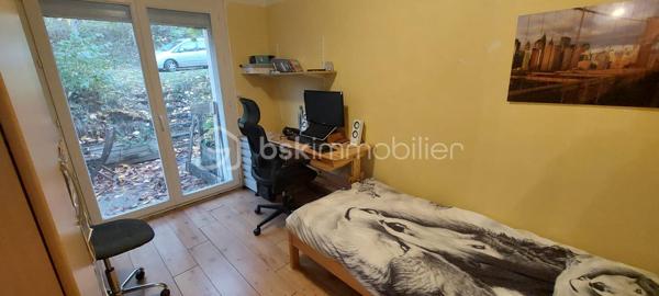 Venez visiter cette maison de 4 pièces possible 5, jardin 1700 m2 et annexes de 50 m2.
Sans aucun vis à vis, construite en 1972 et rénovée, habitable immédiatement !
A 1H15 de Montpellier, 30 minutes de l'A75 et 15 minutes du Vigan transports scolaires à 5 min à pied de la maison.
Après avoir quitté la route principale qui amène vers Millau, nous nous engageons sur une petite route sans issue, tranquillité assurée.
Accès à une réserve d'eau.
Le terrain a été en partie clôturé, l'espace est entretenu, chênes en grande majorité, jardin potager.
Nous entrons directement dans le séjour pour gagner de l'espace, belle pièce lumineuse, poêle à bois Godin performant, la cuisine reste aménagée, 3 chambres, salle de bain, WC indépendant, nombreux placards.
2 terrasses avec vue et mi-ombre pour l'été. Au sous-sol pièce de 25 m2 aménageable, atelier + dessous de terrasse et vide sanitaire.
Barbecue, poulailler, serre.
De nombreux travaux de réfection de moins de 10 ans ont été réalisés.
(toiture, isolation ext. façade et combles, menuiseries, volets électriques, ...) et d'aménagement terrasse et sous-sol en rez-de-jardin.
Assainissement collectif relié au tout l’égout.
Taxe foncière 2025 - 579 euros.
Mandat exclusif.
Un lieu unique et magique pour les amoureux des espaces protégés !