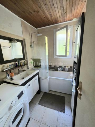 Venez visiter cette maison de 4 pièces possible 5, jardin 1700 m2 et annexes de 50 m2.
Sans aucun vis à vis, construite en 1972 et rénovée, habitable immédiatement !
A 1H15 de Montpellier, 30 minutes de l'A75 et 15 minutes du Vigan transports scolaires à 5 min à pied de la maison.
Après avoir quitté la route principale qui amène vers Millau, nous nous engageons sur une petite route sans issue, tranquillité assurée.
Accès à une réserve d'eau.
Le terrain a été en partie clôturé, l'espace est entretenu, chênes en grande majorité, jardin potager.
Nous entrons directement dans le séjour pour gagner de l'espace, belle pièce lumineuse, poêle à bois Godin performant, la cuisine reste aménagée, 3 chambres, salle de bain, WC indépendant, nombreux placards.
2 terrasses avec vue et mi-ombre pour l'été. Au sous-sol pièce de 25 m2 aménageable, atelier + dessous de terrasse et vide sanitaire.
Barbecue, poulailler, serre.
De nombreux travaux de réfection de moins de 10 ans ont été réalisés.
(toiture, isolation ext. façade et combles, menuiseries, volets électriques, ...) et d'aménagement terrasse et sous-sol en rez-de-jardin.
Assainissement collectif relié au tout l’égout.
Taxe foncière 2025 - 579 euros.
Mandat exclusif.
Un lieu unique et magique pour les amoureux des espaces protégés !