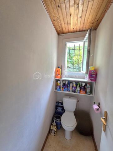 Venez visiter cette maison de 4 pièces possible 5, jardin 1700 m2 et annexes de 50 m2.
Sans aucun vis à vis, construite en 1972 et rénovée, habitable immédiatement !
A 1H15 de Montpellier, 30 minutes de l'A75 et 15 minutes du Vigan transports scolaires à 5 min à pied de la maison.
Après avoir quitté la route principale qui amène vers Millau, nous nous engageons sur une petite route sans issue, tranquillité assurée.
Accès à une réserve d'eau.
Le terrain a été en partie clôturé, l'espace est entretenu, chênes en grande majorité, jardin potager.
Nous entrons directement dans le séjour pour gagner de l'espace, belle pièce lumineuse, poêle à bois Godin performant, la cuisine reste aménagée, 3 chambres, salle de bain, WC indépendant, nombreux placards.
2 terrasses avec vue et mi-ombre pour l'été. Au sous-sol pièce de 25 m2 aménageable, atelier + dessous de terrasse et vide sanitaire.
Barbecue, poulailler, serre.
De nombreux travaux de réfection de moins de 10 ans ont été réalisés.
(toiture, isolation ext. façade et combles, menuiseries, volets électriques, ...) et d'aménagement terrasse et sous-sol en rez-de-jardin.
Assainissement collectif relié au tout l’égout.
Taxe foncière 2025 - 579 euros.
Mandat exclusif.
Un lieu unique et magique pour les amoureux des espaces protégés !