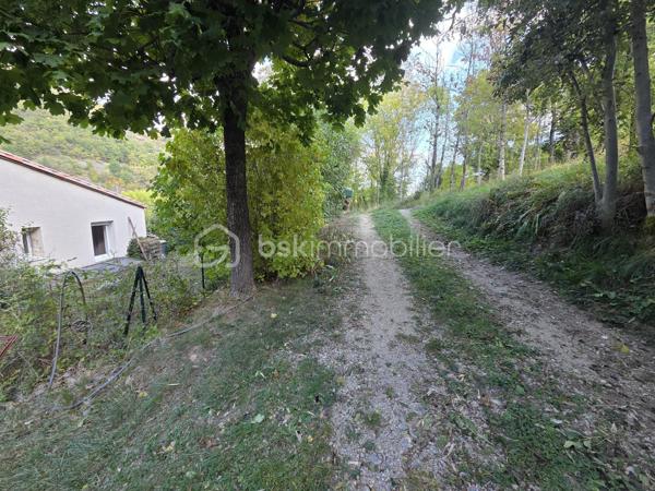 Venez visiter cette maison de 4 pièces possible 5, jardin 1700 m2 et annexes de 50 m2.
Sans aucun vis à vis, construite en 1972 et rénovée, habitable immédiatement !
A 1H15 de Montpellier, 30 minutes de l'A75 et 15 minutes du Vigan transports scolaires à 5 min à pied de la maison.
Après avoir quitté la route principale qui amène vers Millau, nous nous engageons sur une petite route sans issue, tranquillité assurée.
Accès à une réserve d'eau.
Le terrain a été en partie clôturé, l'espace est entretenu, chênes en grande majorité, jardin potager.
Nous entrons directement dans le séjour pour gagner de l'espace, belle pièce lumineuse, poêle à bois Godin performant, la cuisine reste aménagée, 3 chambres, salle de bain, WC indépendant, nombreux placards.
2 terrasses avec vue et mi-ombre pour l'été. Au sous-sol pièce de 25 m2 aménageable, atelier + dessous de terrasse et vide sanitaire.
Barbecue, poulailler, serre.
De nombreux travaux de réfection de moins de 10 ans ont été réalisés.
(toiture, isolation ext. façade et combles, menuiseries, volets électriques, ...) et d'aménagement terrasse et sous-sol en rez-de-jardin.
Assainissement collectif relié au tout l’égout.
Taxe foncière 2025 - 579 euros.
Mandat exclusif.
Un lieu unique et magique pour les amoureux des espaces protégés !